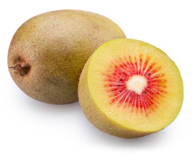 Kırmızı kiwifruit ve kırmızı kivinin kesitleri beyaz arka planda. Dosya kırpma yolları içeriyor.