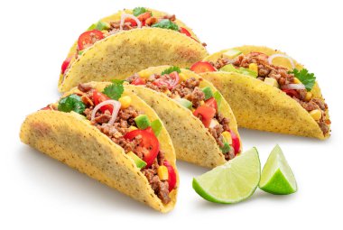 Beyaz arka planda izole edilmiş limon dilimli Meksika usulü etli taco ya da sığır etli tortilla. Dosya kırpma yolu içeriyor.