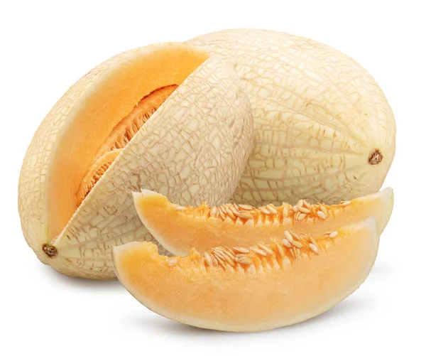 Beyaz arka planda izole edilmiş beyaz oval kavun ve kavun dilimleri. Dosya kırpma yolu içeriyor.