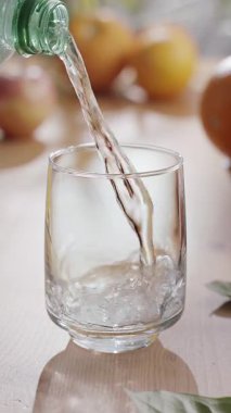 Su bardağına su dökerek. Güvenli içme suyu insan sağlığı için temel koşuldur..