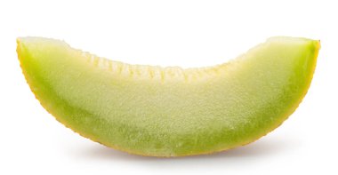Beyaz arka planda izole edilmiş sulu sarı-yeşil etli kavun dilimi. Dosya kırpma yolu içeriyor.