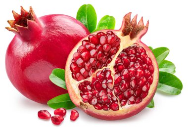 Nar aromalı nar meyvesi ve beyaz arka planda izole edilmiş yapraklar. Kesme yolu. Odaklanma, en fazla detay.