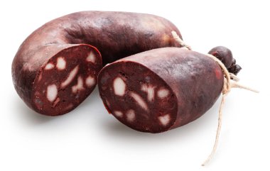 Beyaz arka planda domuz yağlı kanlı sosis. Dosya kırpma yolları içeriyor.