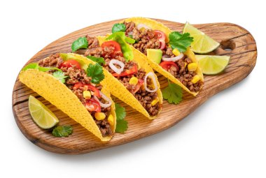 Meksika usulü taco ya da tahta servis tahtasına doldurulmuş sığır etli tortilla. Dosya kırpma yolu içeriyor.