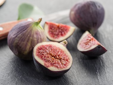 Olgun incir meyve grafit kesme tahtası üzerinde.