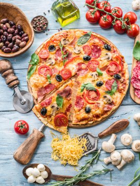 Mantar, salam ve domates pizza.