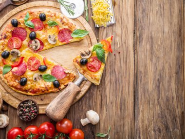 Mantar, salam ve domates pizza.