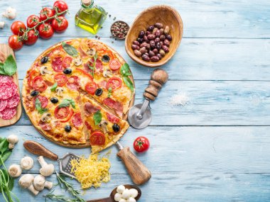 Mantar, salam ve domates pizza.