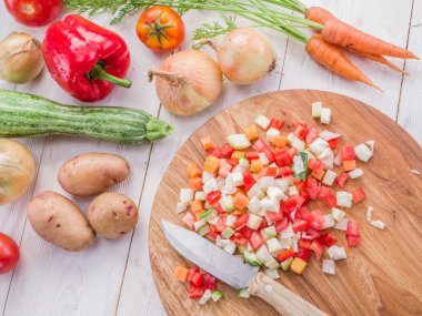 Taze sebze Ahşap doğrama tahtası üzerinde kesme..