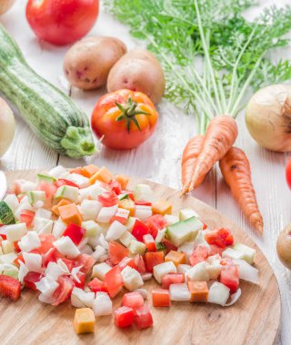 Taze sebze Ahşap doğrama tahtası üzerinde kesme..