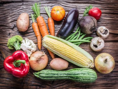 Tahta masada taze organik sebzeler.