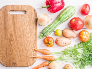 Boş Ahşap doğrama tahtası ve sebze yakın:.