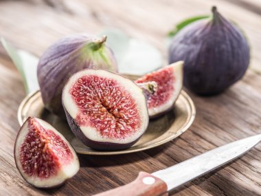 Olgun incir meyve ahşap tablo.