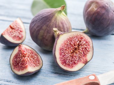 Olgun incir meyve ahşap tablo.