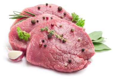 Ham beaf biftek ile baharat beyaz bir arka plan üzerinde.