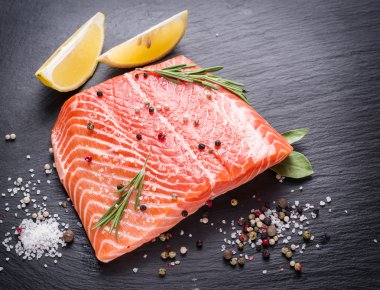 Siyah kesme tahtası üzerinde taze somon.