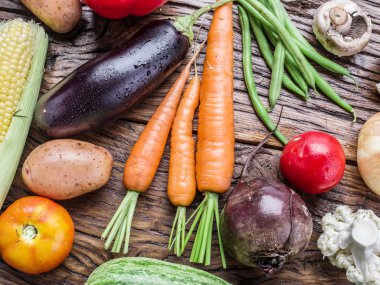 Tahta masada taze organik sebzeler.