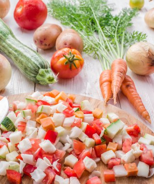 Taze sebze Ahşap doğrama tahtası üzerinde kesme..