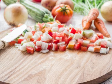 Taze sebze Ahşap doğrama tahtası üzerinde kesme..