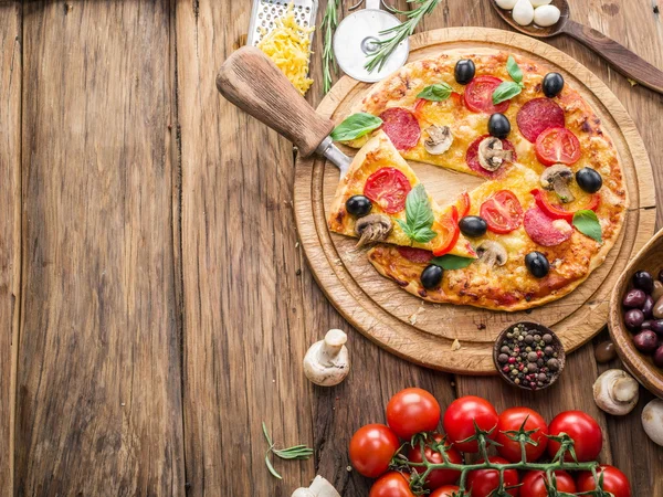 Pizza med champinjoner, salami och tomater. — Stockfoto