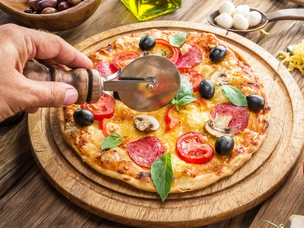 キノコ、サラミとトマトのピザ. — ストック写真