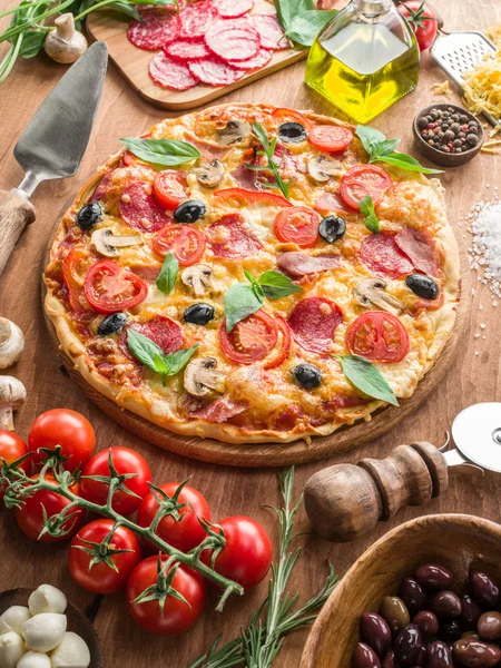 Pizza con champiñones, salami y tomates . — Foto de Stock