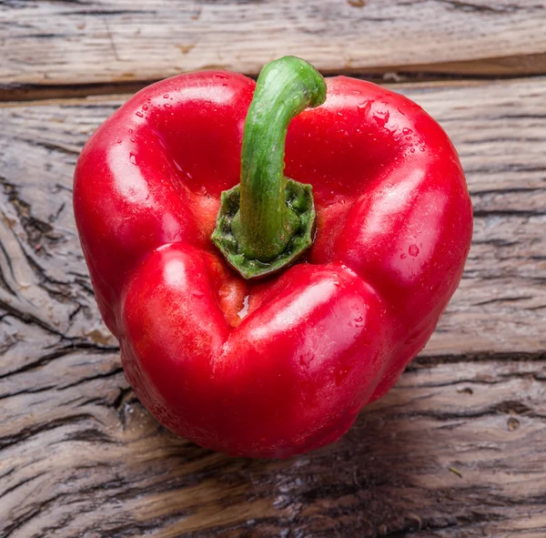 Verse rode paprika op de houten tafel. — Stockfoto