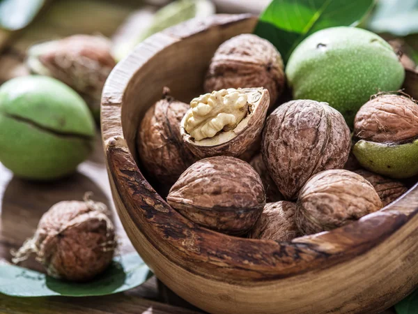 Nueces en el cuenco de madera . — Foto de Stock