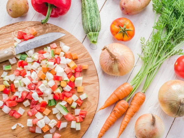 Fresh cut vegetables on the wooden chopping board. — Stock Photo, Image