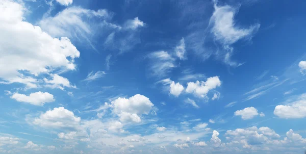 Witte hoop wolken in de blauwe lucht. — Stockfoto