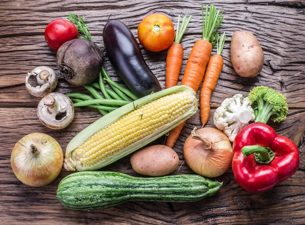 Verdure fresche biologiche sul tavolo di legno. — Foto Stock