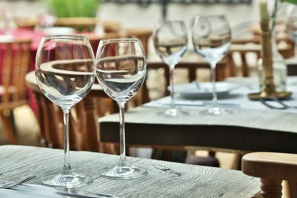 Ajuste de mesa con copas de vino en el café vintage . — Foto de Stock