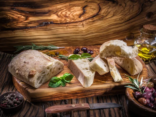 Ciabatta, olijven en blauwe kaas op het hout. — Stockfoto