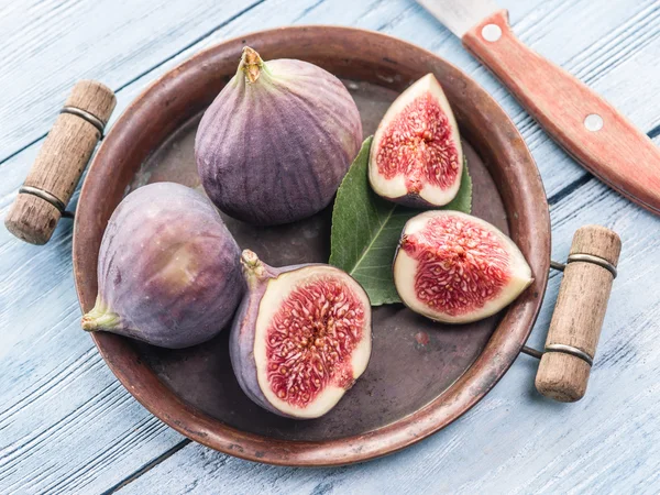 Rijp fig vruchten op in het Dienblad van het oude op de houten tafel. — Stockfoto