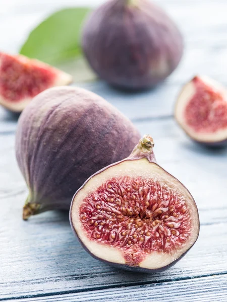 Ripe fig fruit on the wooden table. Macro shot. — Stock Photo, Image