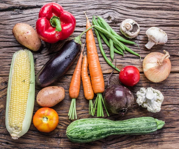 Frisches Bio-Gemüse auf dem Holztisch. — Stockfoto