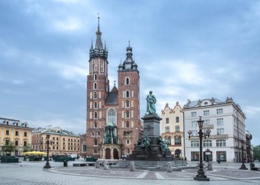Saint Mary Bazilikası'nın ve Main Square Krakow. Polonya. 6 Mayıs 2015.