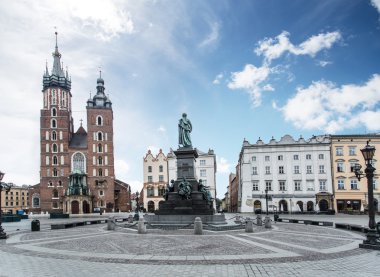 Saint Mary Bazilikası'nın ve Main Square Krakow. Polonya. 6 Mayıs 2015.