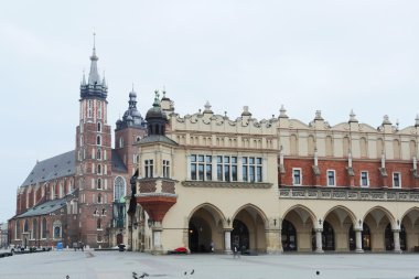 Saint Mary Bazilikası'nın ana Meydanı ve Krakow Cloth Hall. Polonya. 6 Mayıs 2015.
