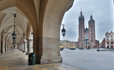 Cloth Hall ve Saint Mary Bazilikası Krakow. Polonya. 6 Mayıs 2015.