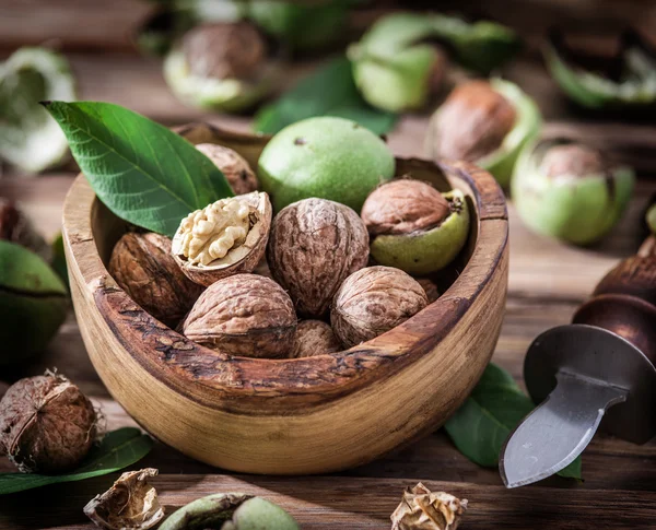 Noci nella ciotola di legno . — Foto Stock