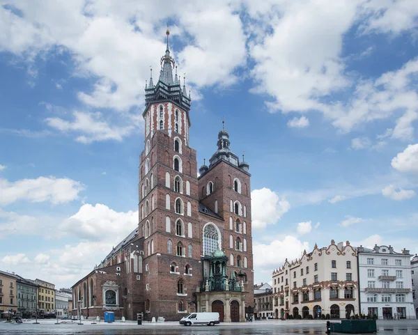 Saint Mary basiliek en hoofdplein in Krakau. Polen. 6 mei 2015. — Stockfoto