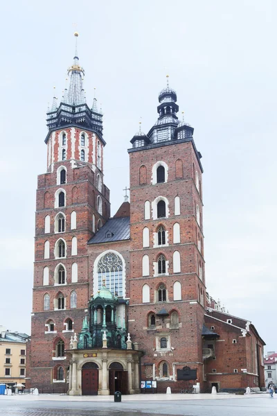 Basílica de Santa María y Plaza de Armas en Cracovia. Polonia. 6 mayo 2015 . — Foto de Stock