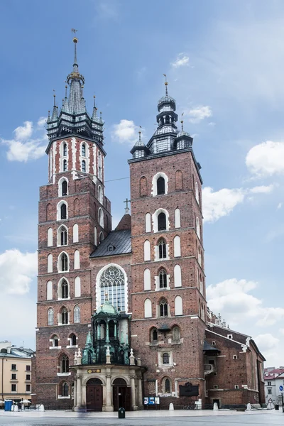 Saint Mary Basilica och stora torget i Krakow. Polen. 6 maj 2015. — Stockfoto