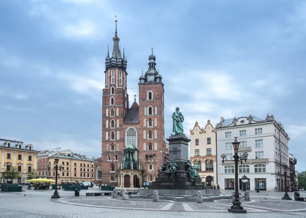 Saint Mary Basilica och stora torget i Krakow. Polen. 6 maj 2015. — Stockfoto