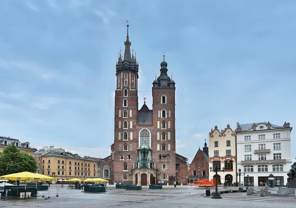 Saint Mary basiliek en hoofdplein in Krakau. Polen. 6 mei 2015. — Stockfoto