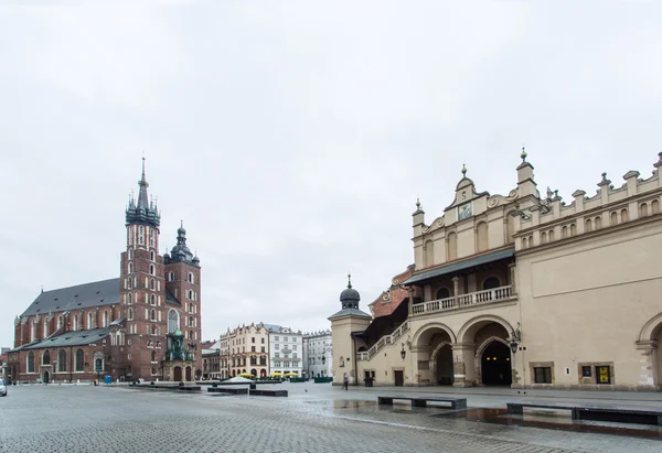 Basílica de Santa María y Plaza de Armas en Cracovia. Polonia. 6 mayo 2015 . — Foto de Stock