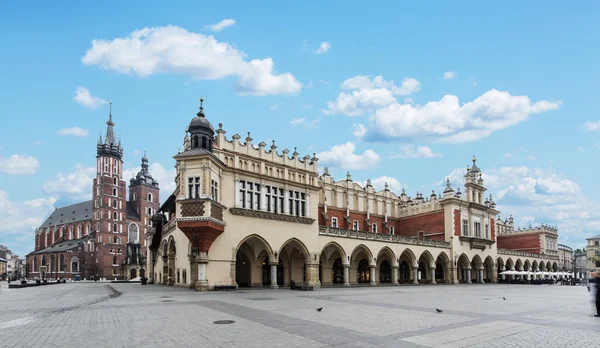 Basílica de Santa María y Plaza de Armas en Cracovia. Polonia. 6 mayo 2015 . — Foto de Stock