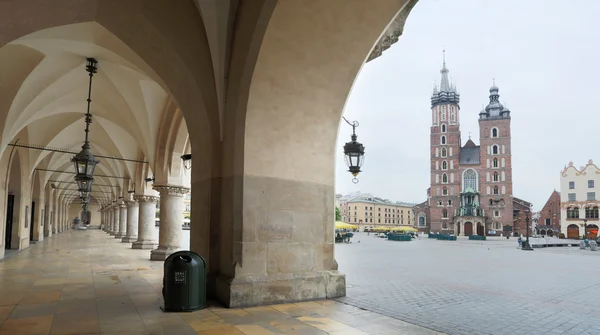 Sala de pânză și Bazilica Sfânta Maria din Cracovia. Polonia. 6 mai 2015 . — Fotografie, imagine de stoc