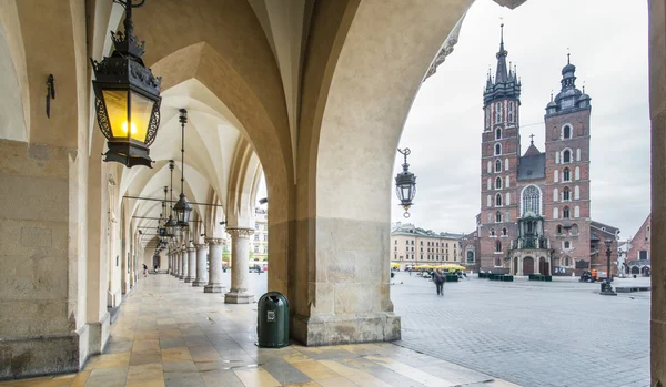 La sala de telas y la basílica de Santa María en Cracovia. Polonia. 6 mayo 2015 . — Foto de Stock